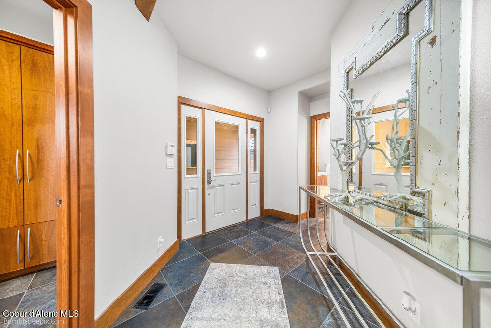 Image 3: 001_bb193432-1_945