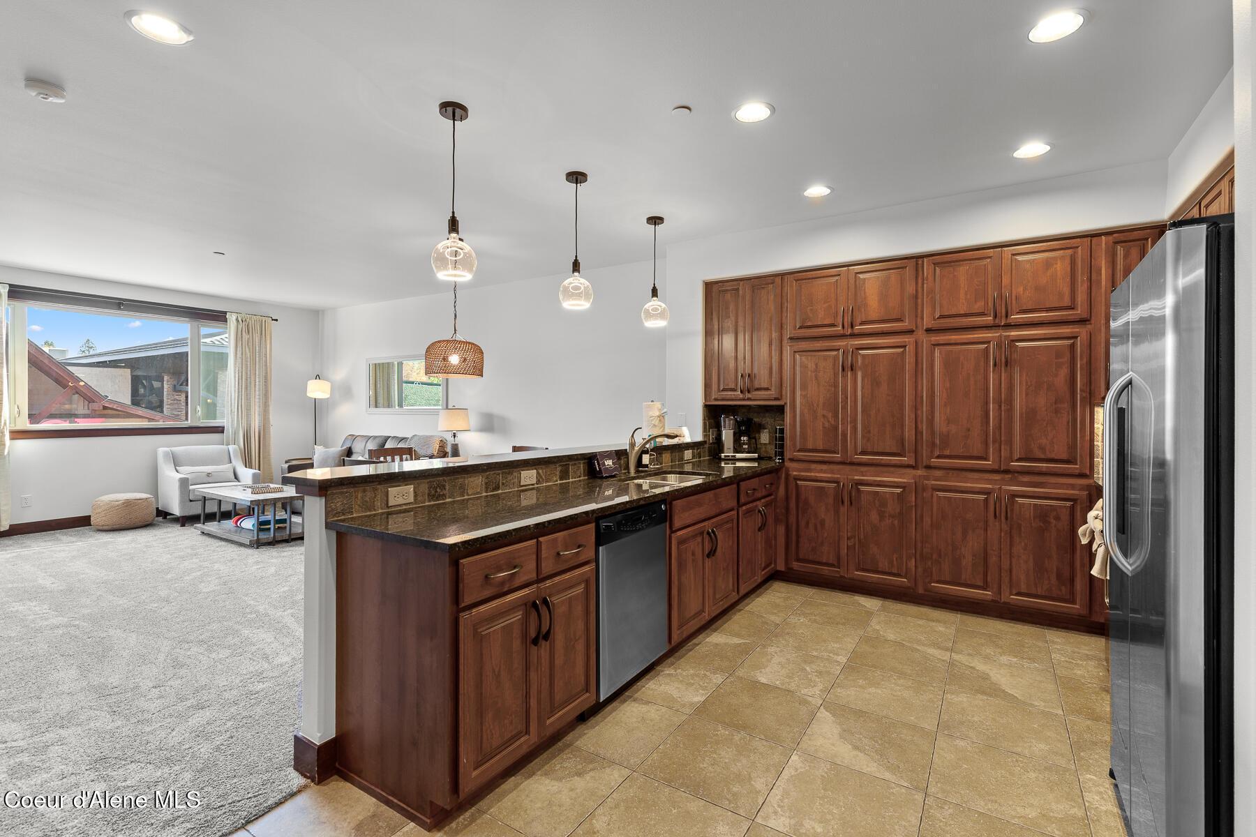 Image 4: Kitchen