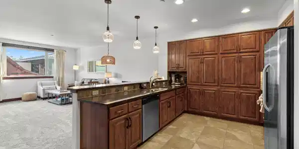 Image 4: Kitchen