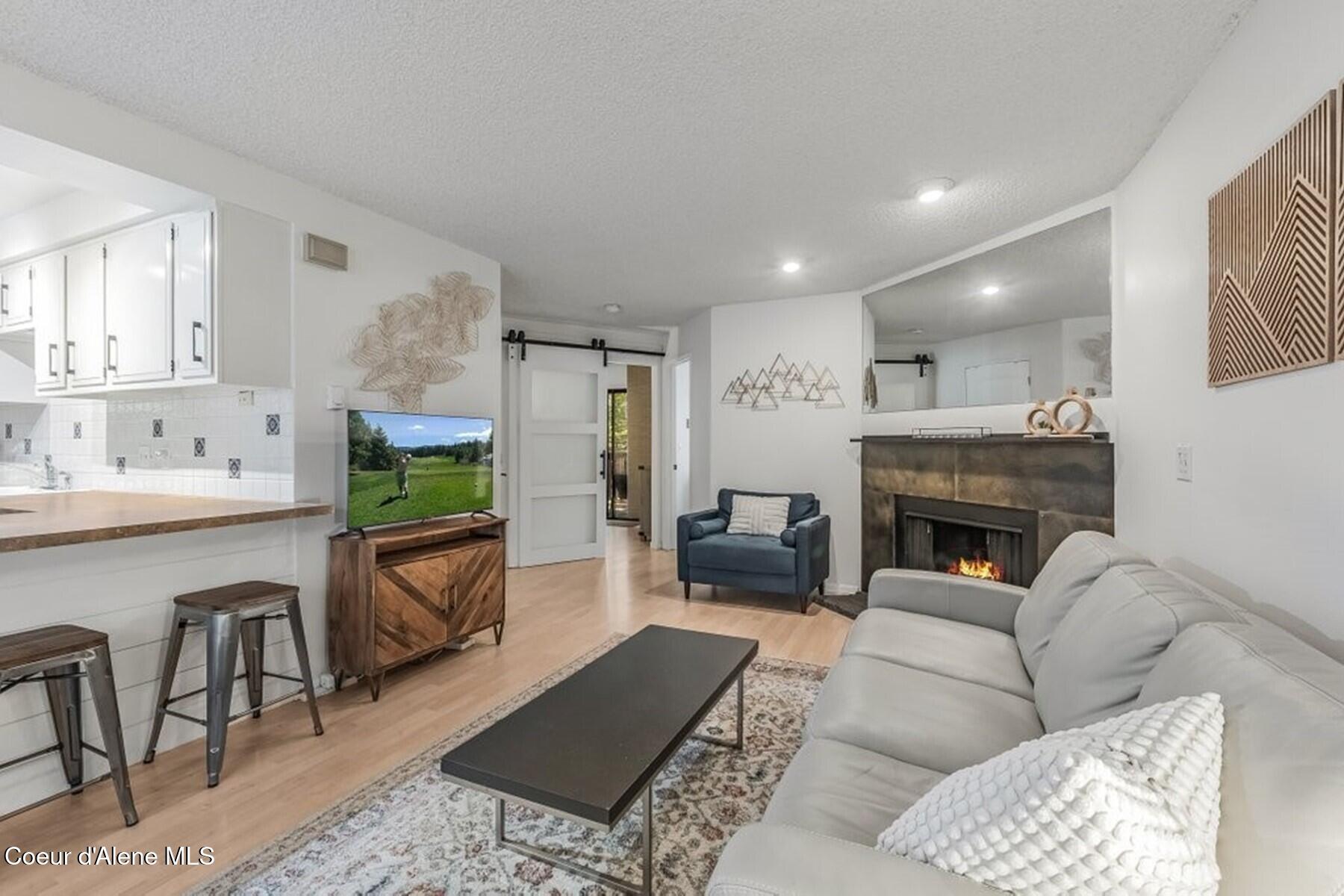 Image 1: Beautifully Updated Condo #4