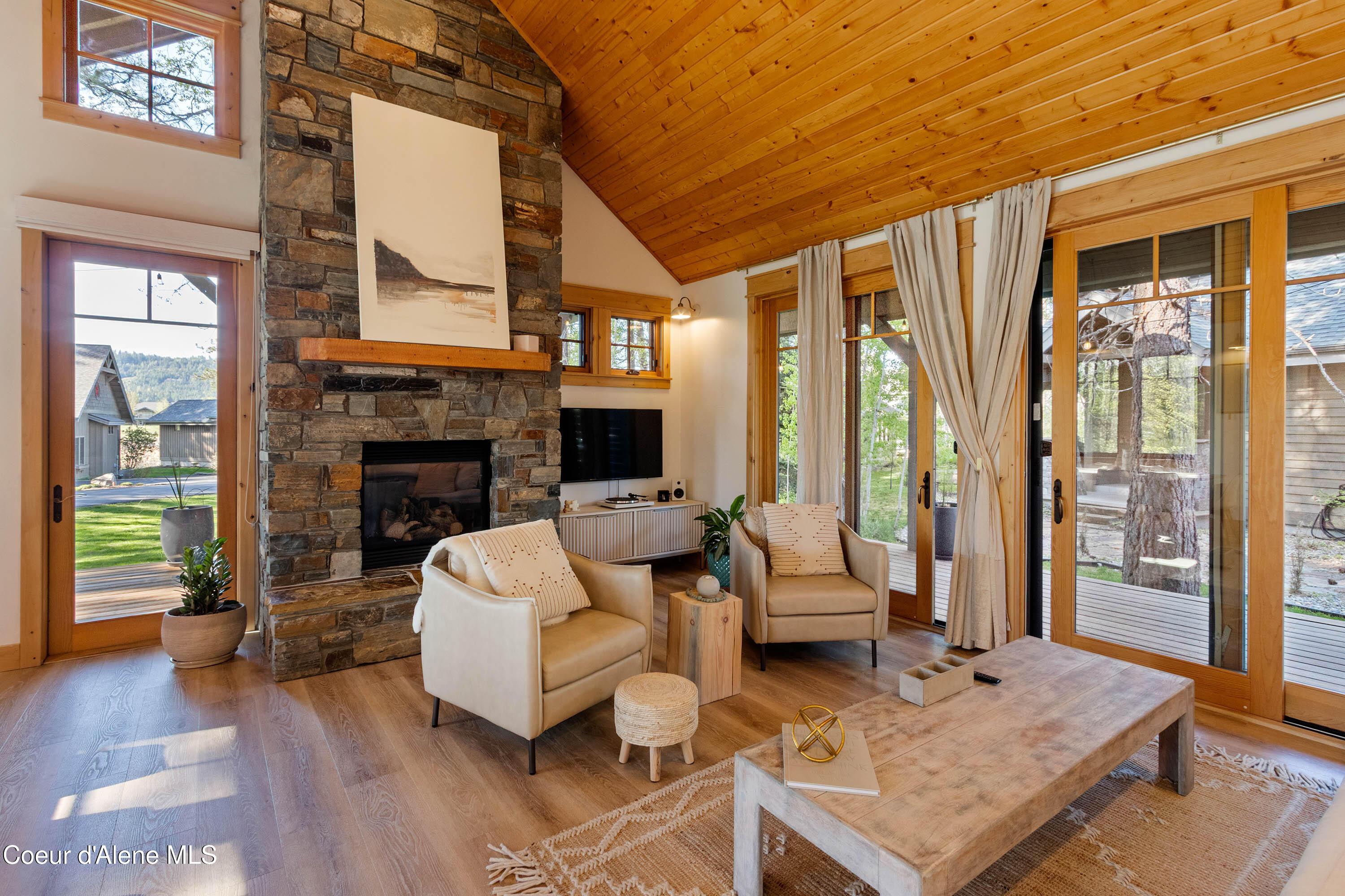 Image 3: Living Room