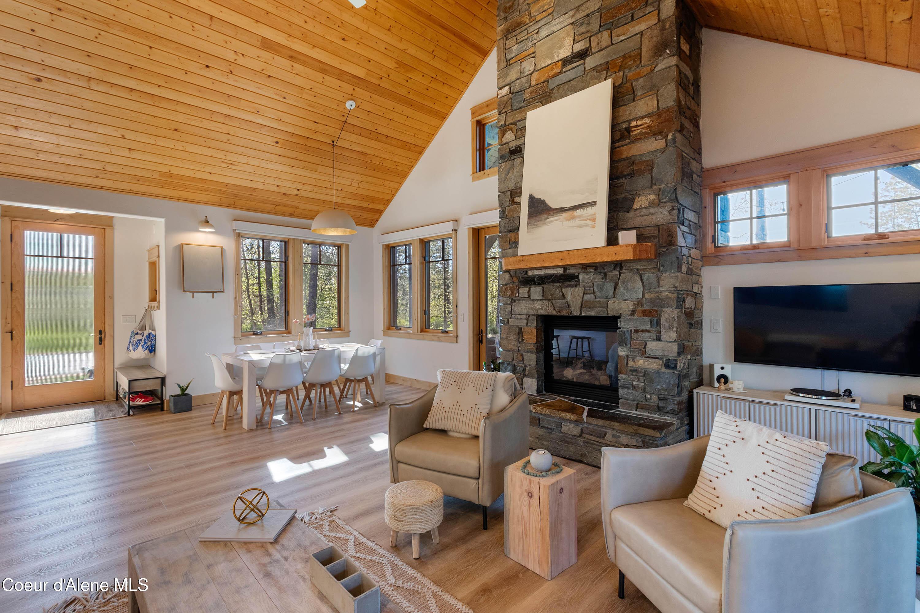 Image 4: Living Room to Dining and Entry