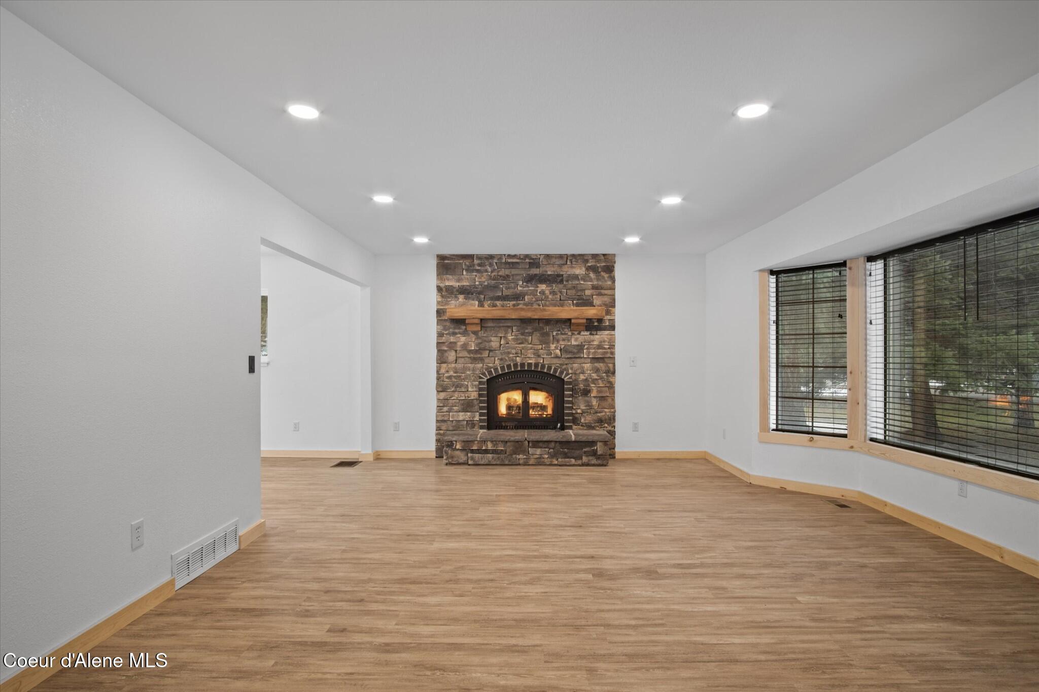 Image 4: Living Room