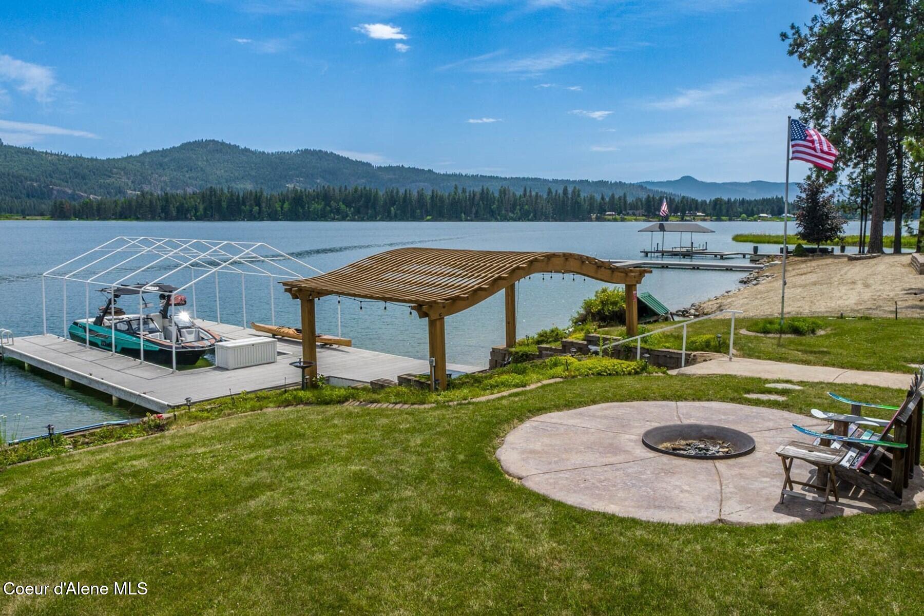 Image 3: Pristine Waterfront Living