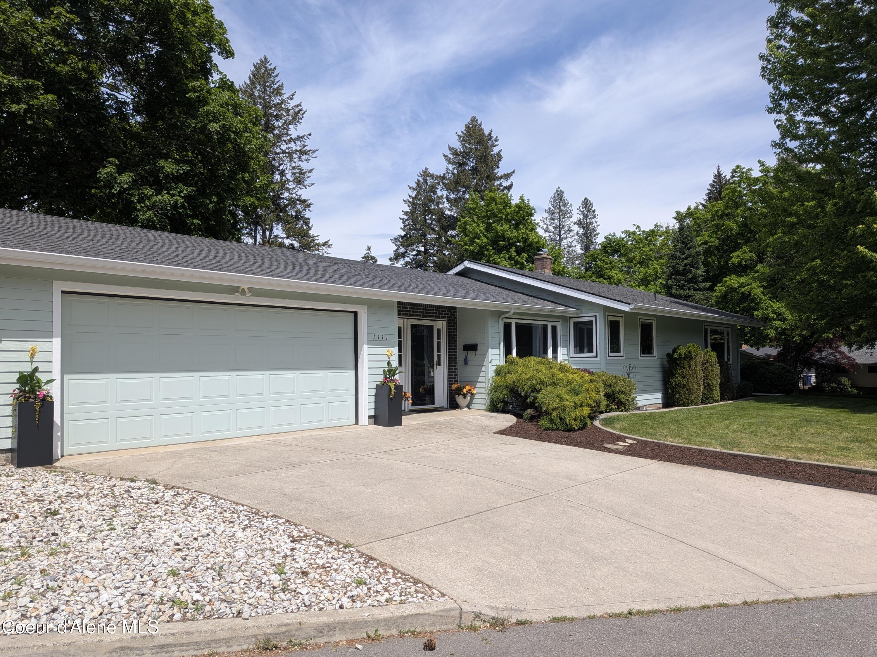 Image 2: 2 car garage