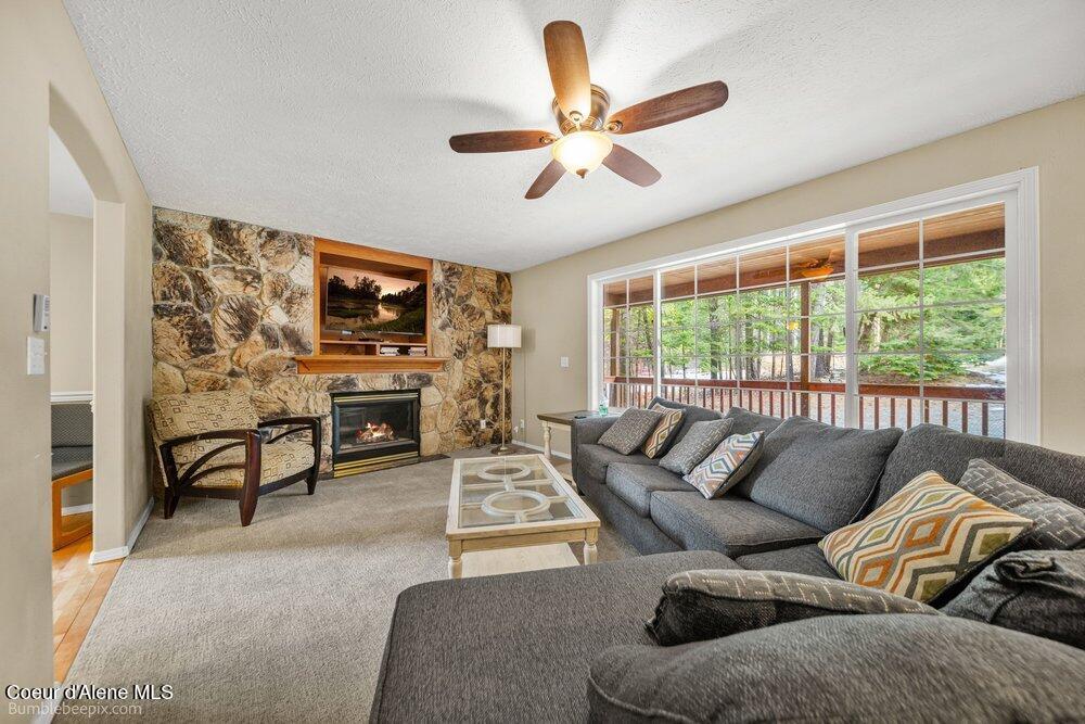 Image 4: Living Room