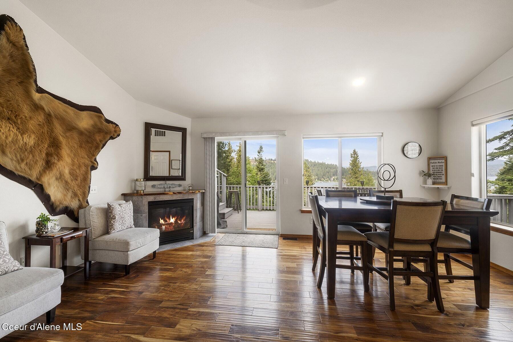 Image 4: Clean and updated lake retreat