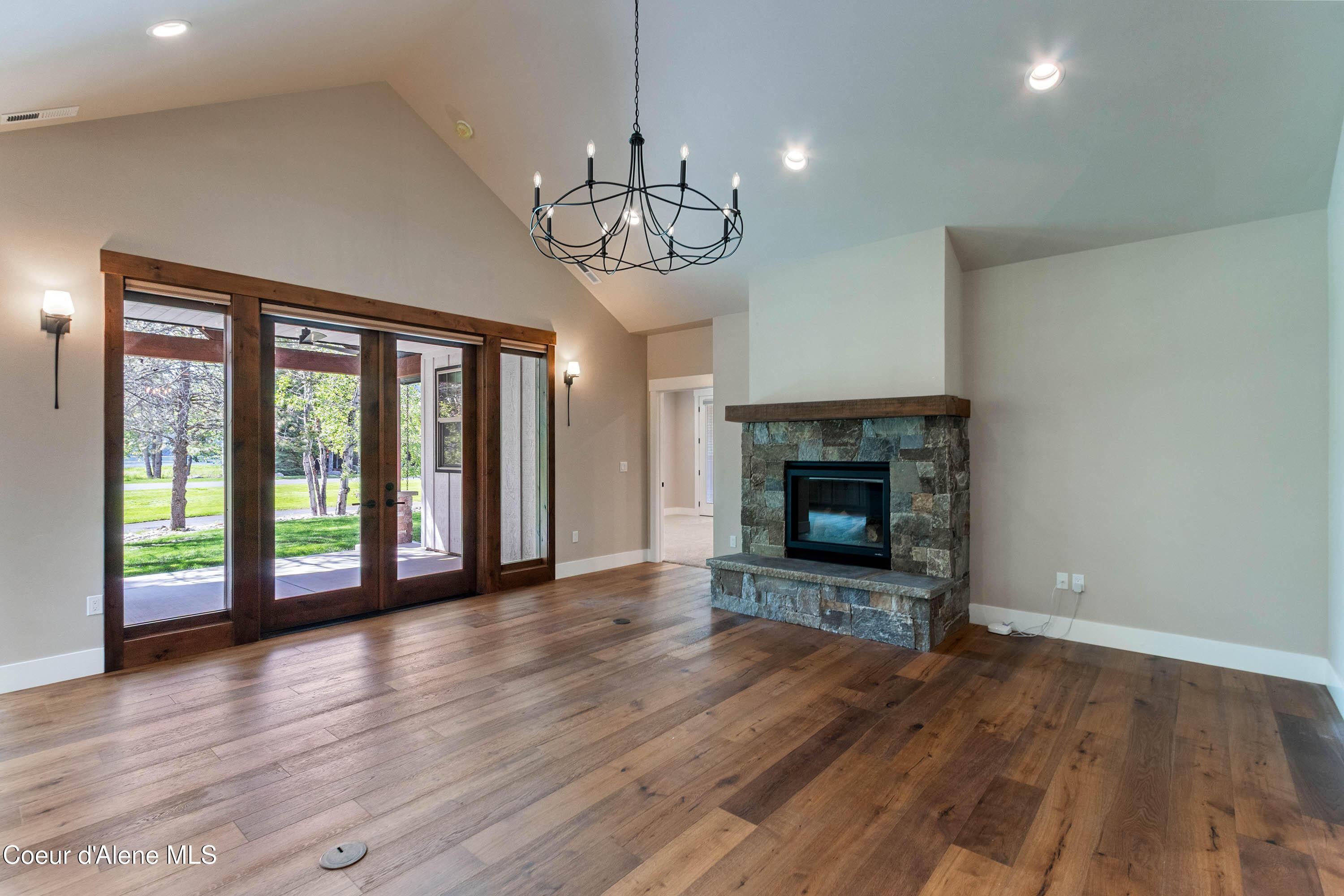 Image 3: Grand Living Area
