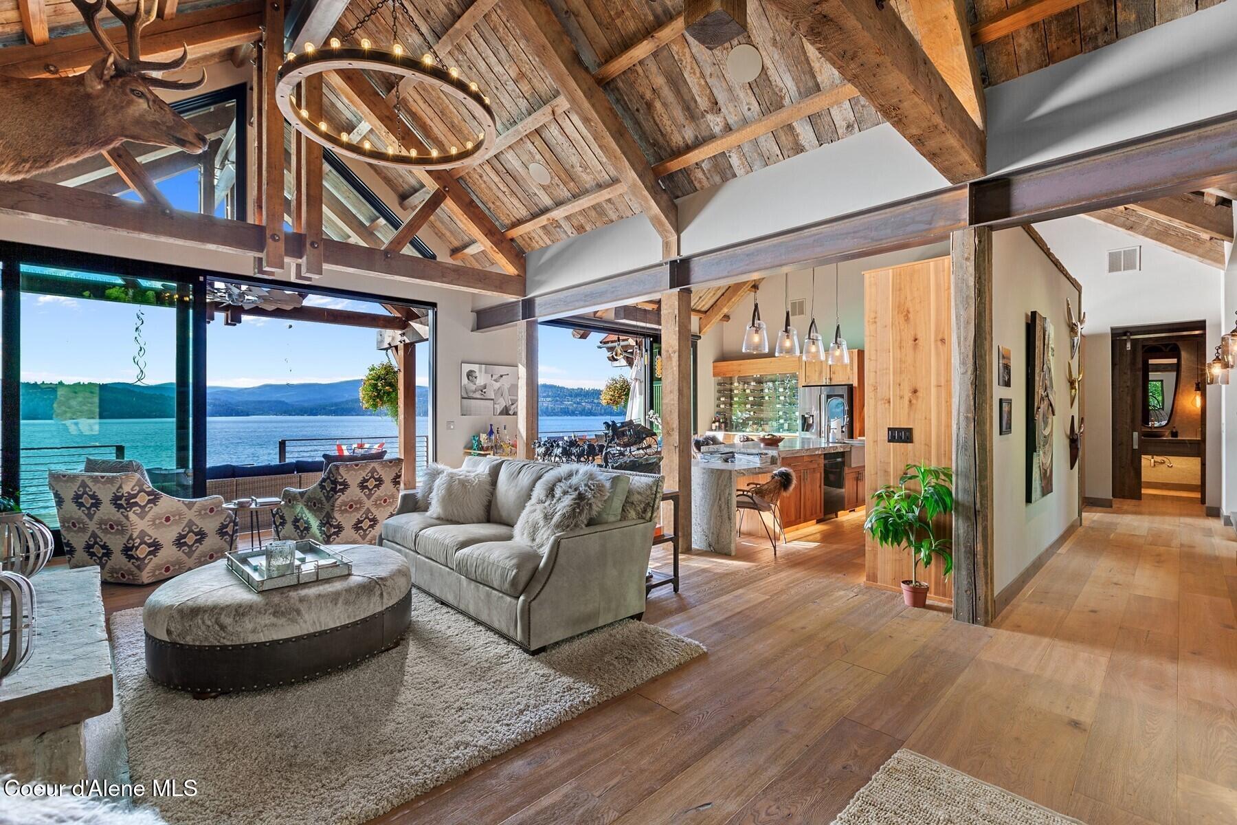 Image 4: Walk into your haven on the lake