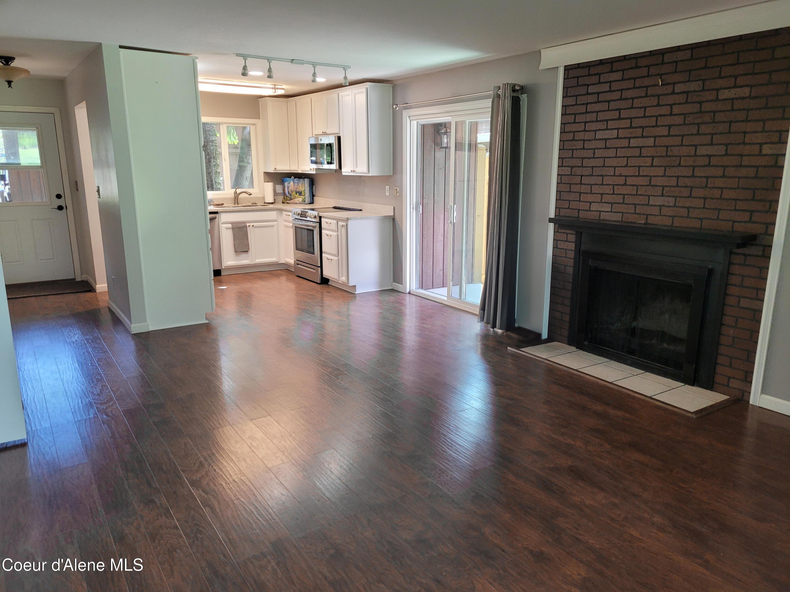 Image 4: Living rm w/fireplace