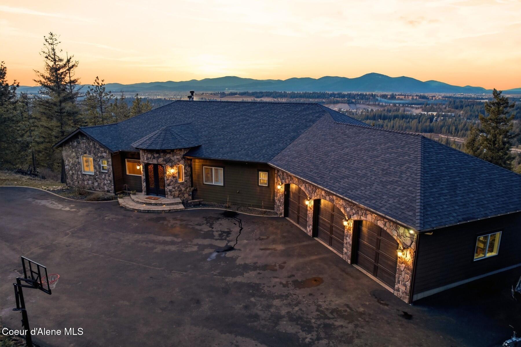 Image 3: Stunning Mountain Retreat