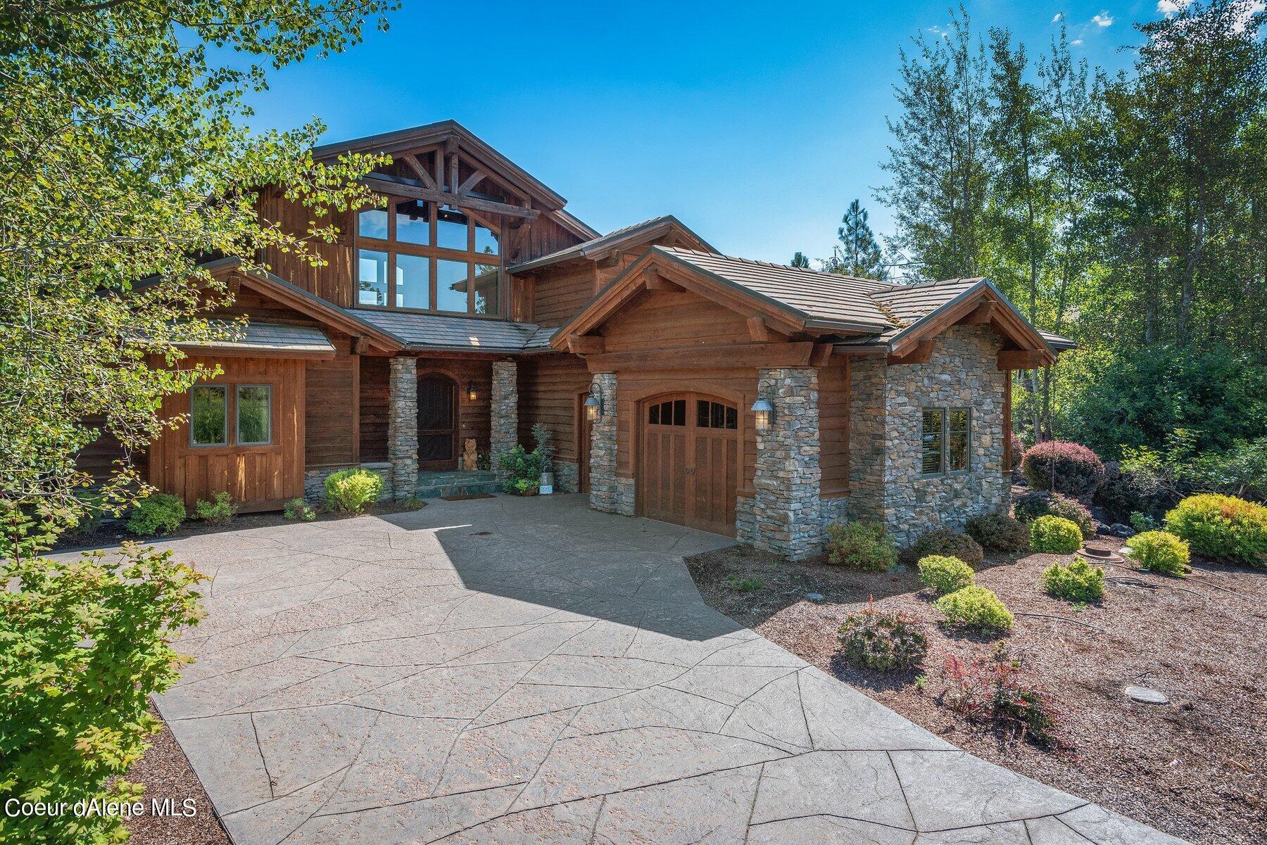 Image 3: 1-Car Garage + Golf Cart Parking