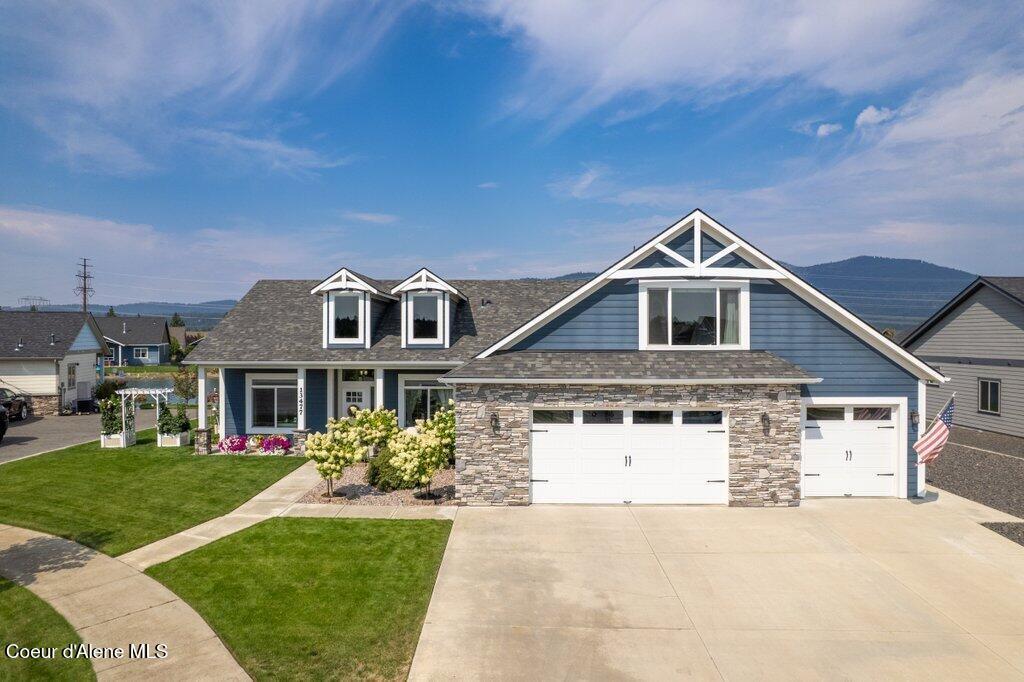 Image 1: Lakefront Home