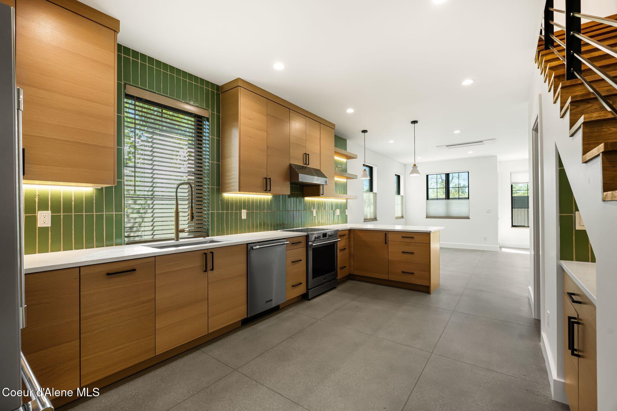 Image 4: Kitchen
