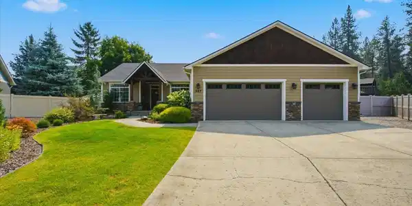 Image 4: Wide Driveway