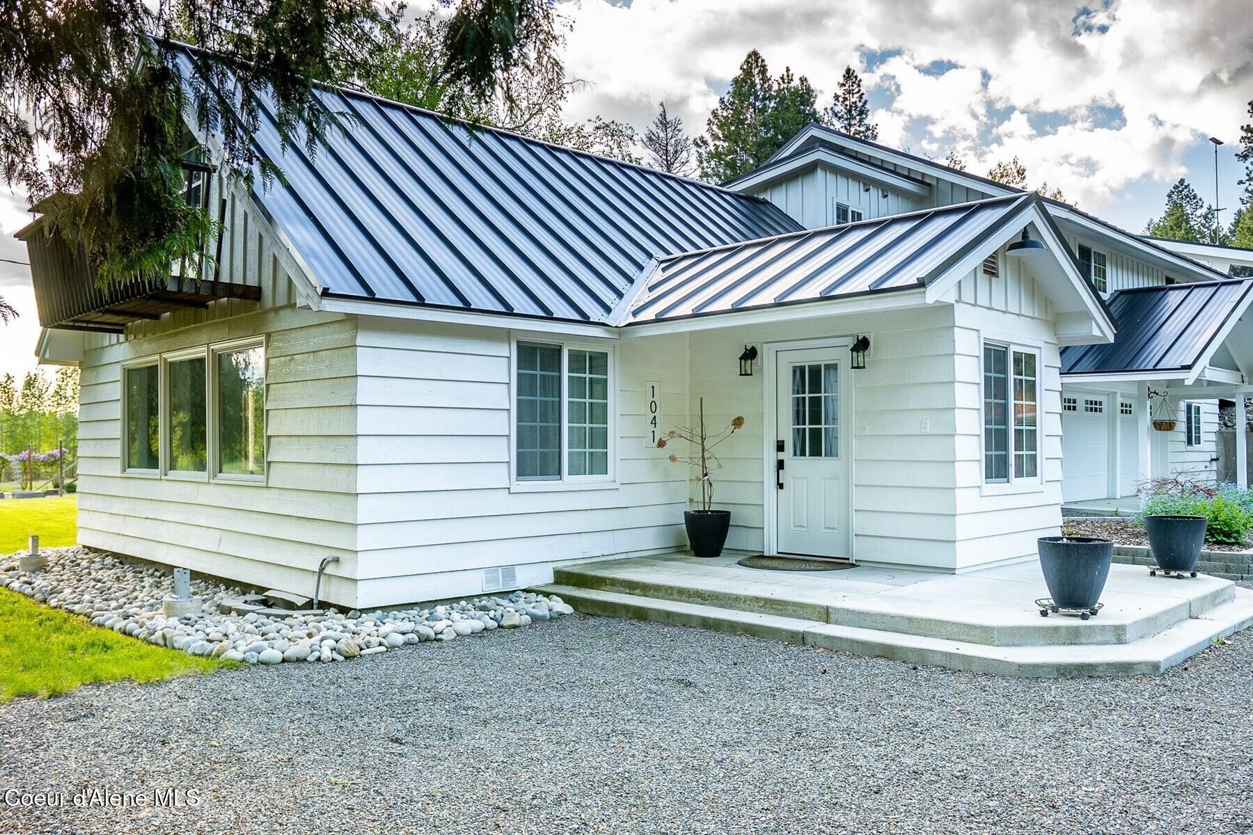 Image 3: Lower Unit Front Entry