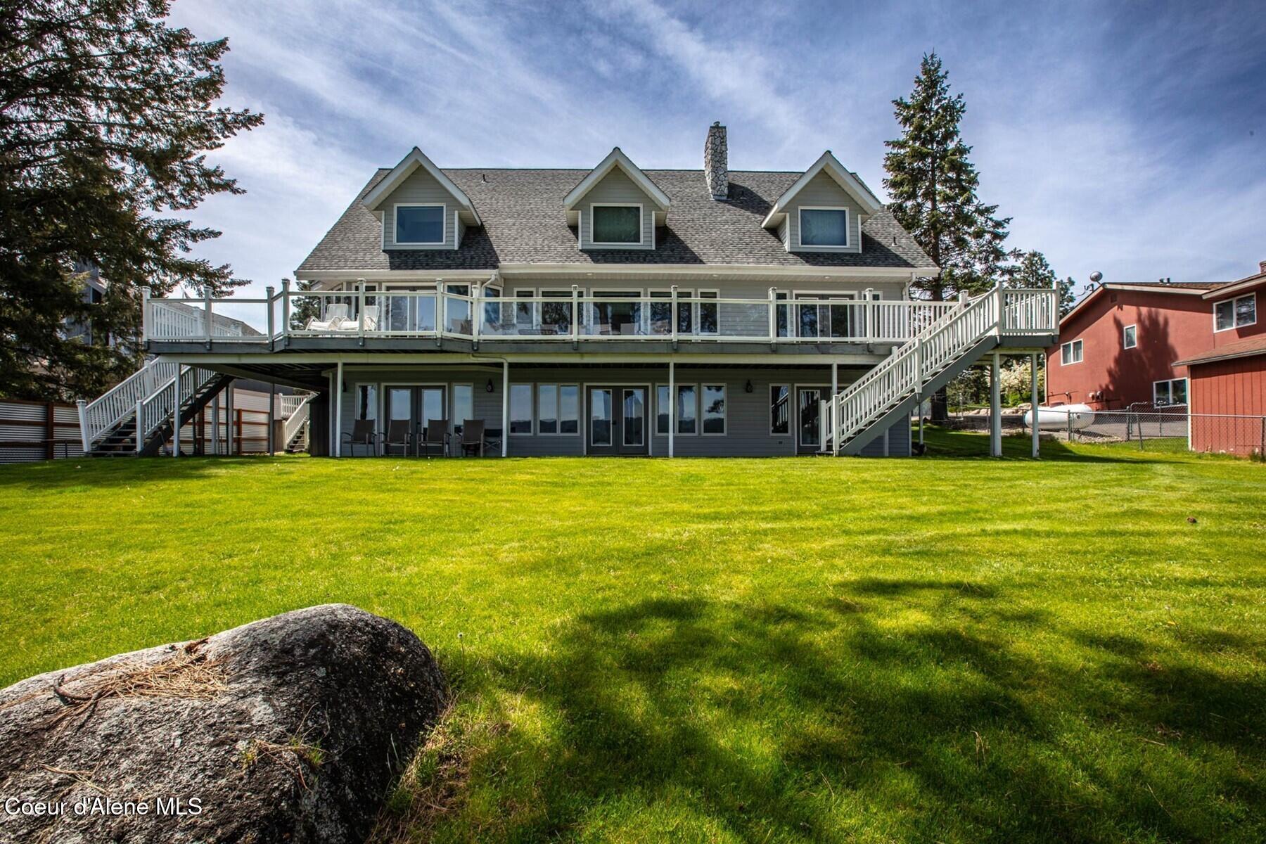 Image 1: Gorgeous Waterfront Home