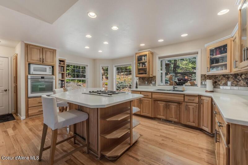 Image 4: Open-Concept Kitchen with Center Island