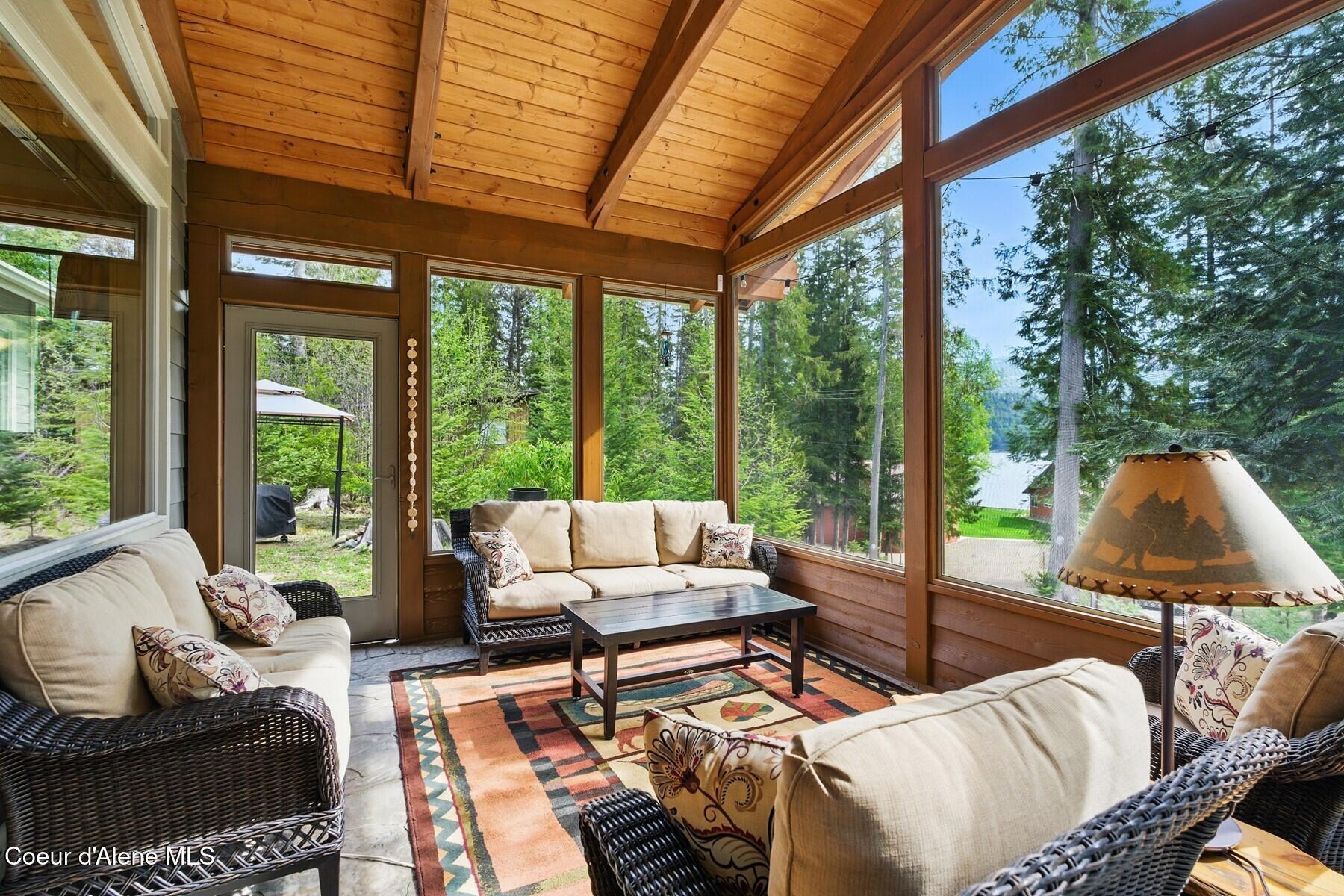 Image 3: Screened Sun Porch