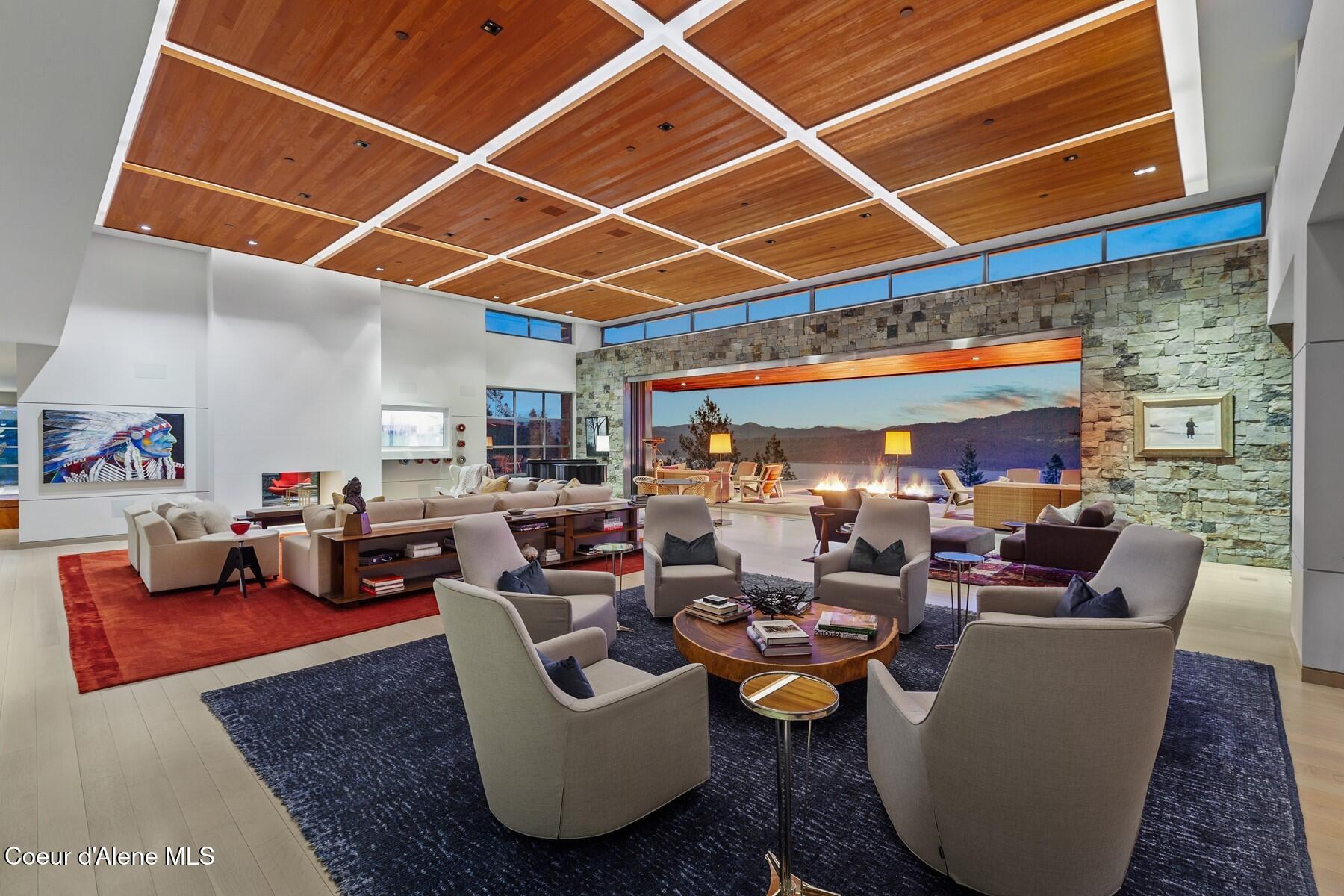 Image 3: Expansive Great room 40' wide