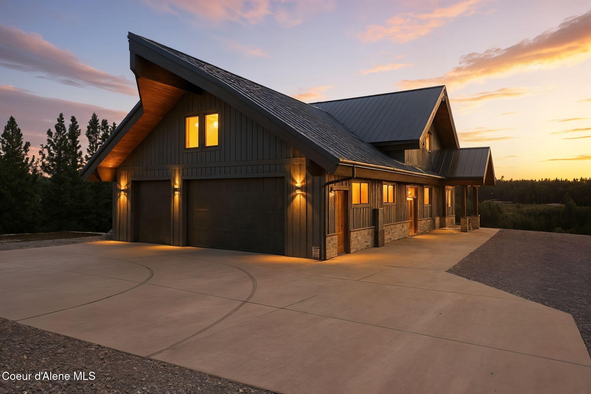 Image 4: Inside-Spokane-Lisa-Twilight-90