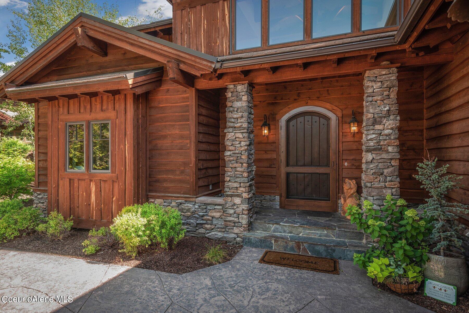 Image 4: Inviting Front Porch