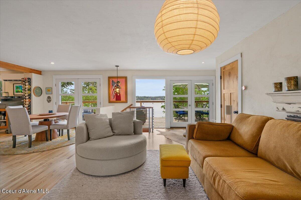 Image 4: Living Room