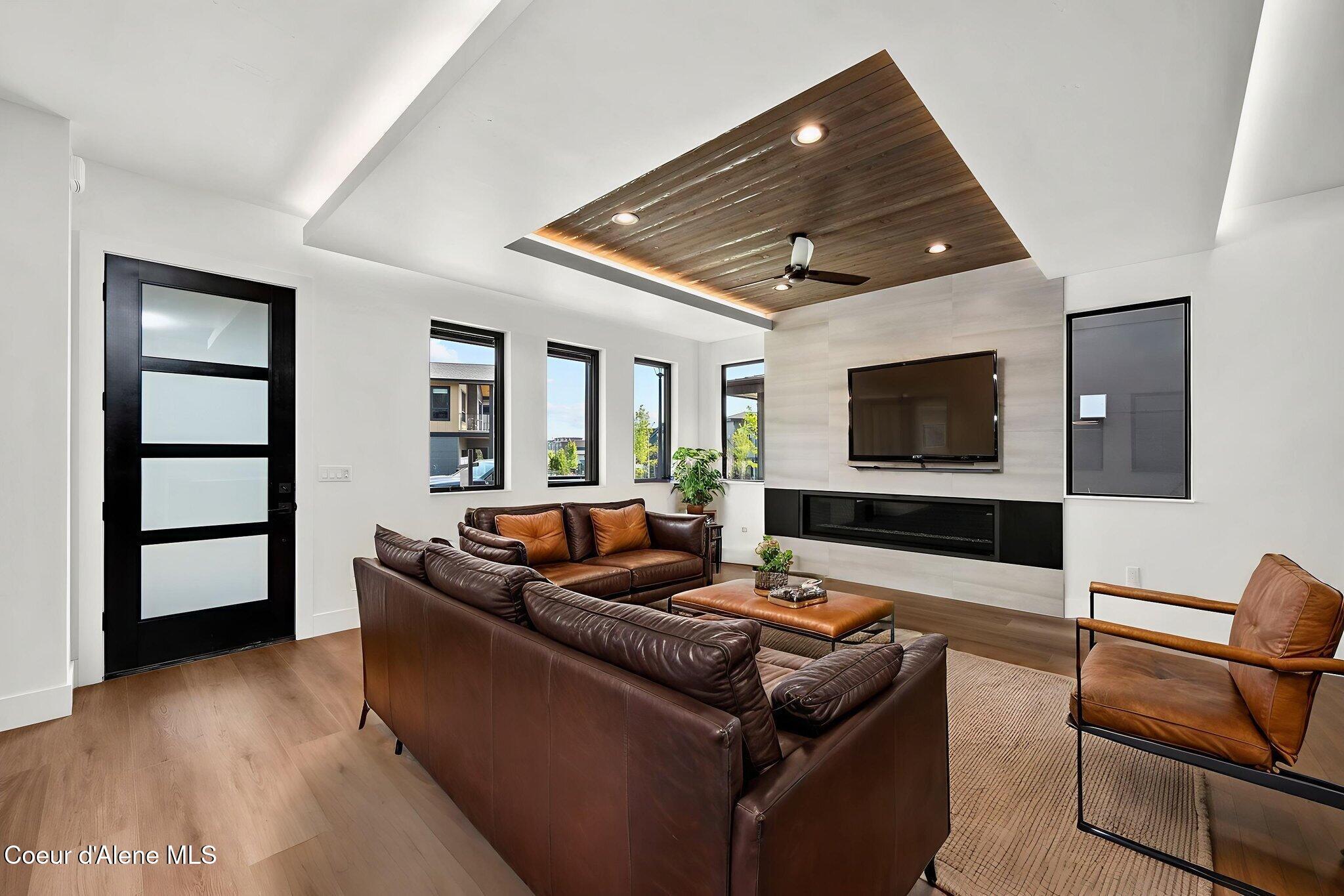 Image 3: Living area