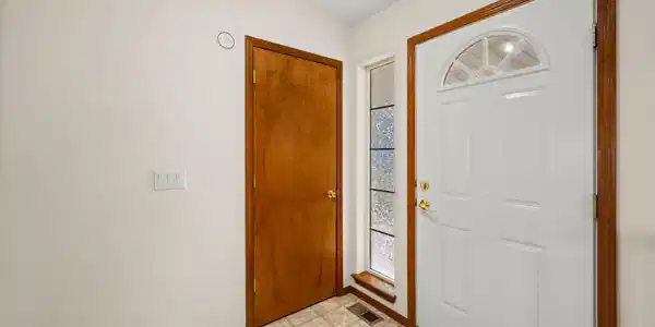 Image 4: entryway