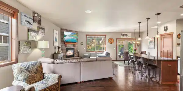 Image 4: Living Area