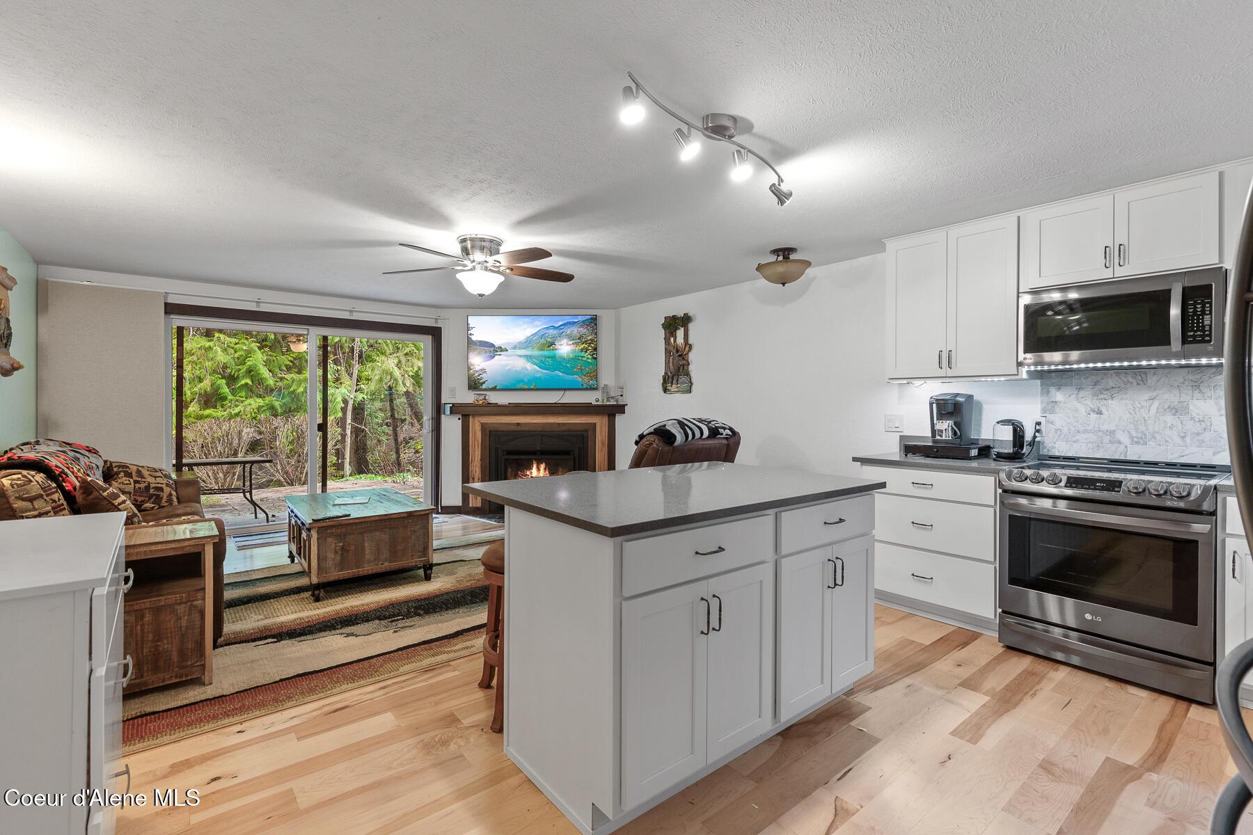 Image 4: Kitchen