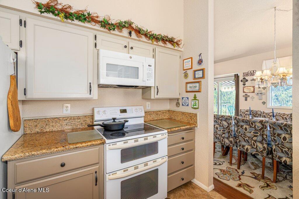 Image 4: Kitchen