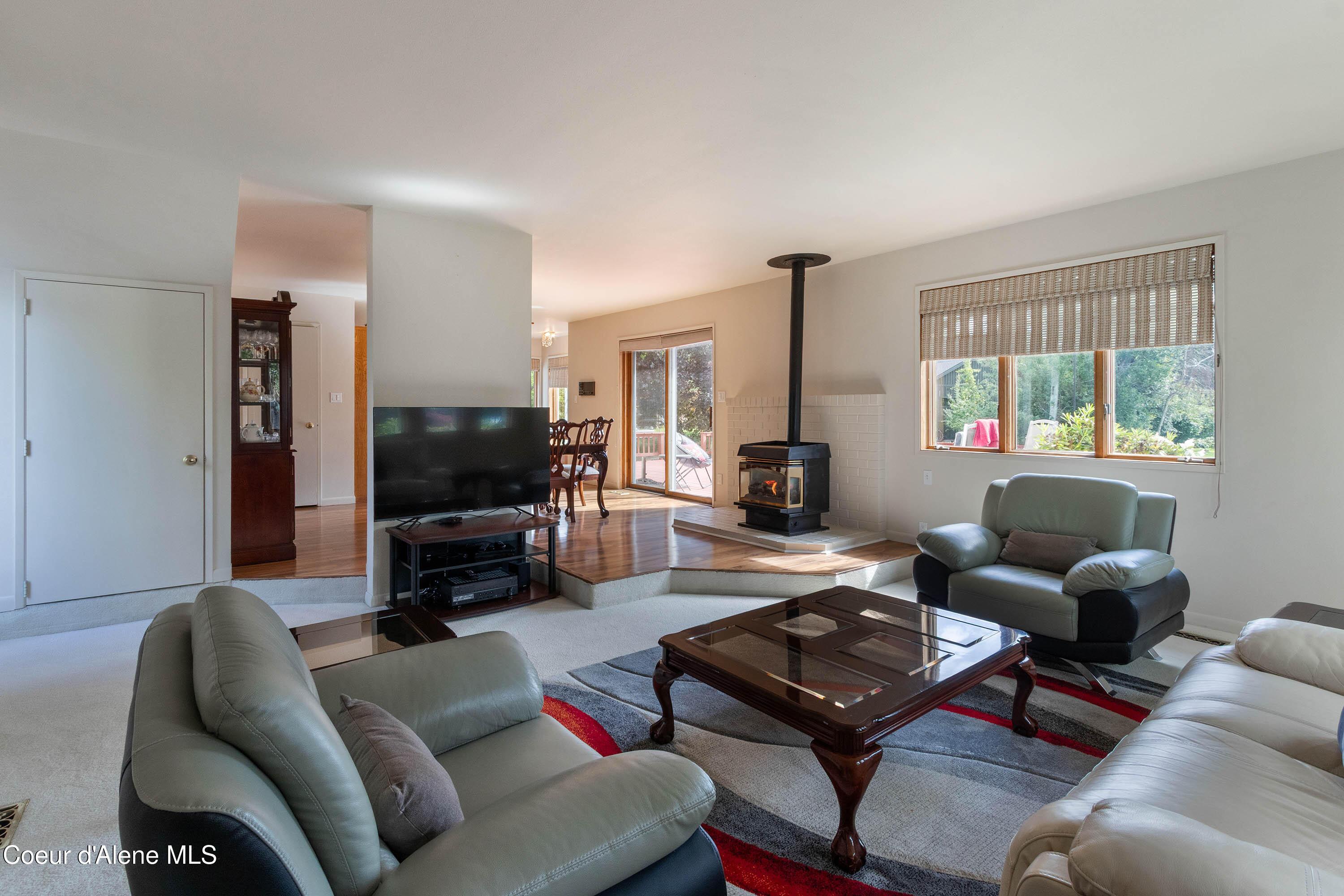 Image 2: Living Room to Kitchen