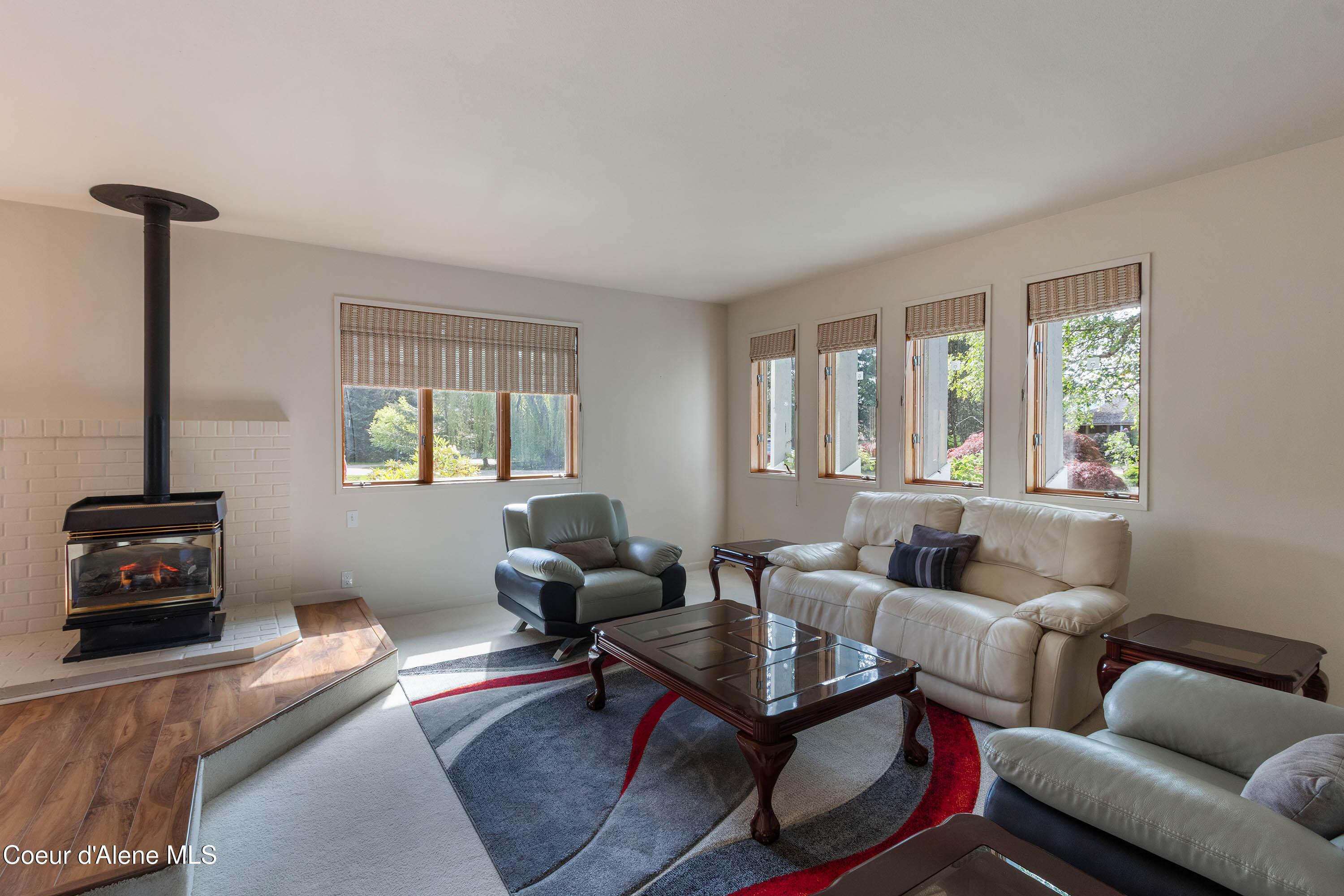Image 3: Living Room