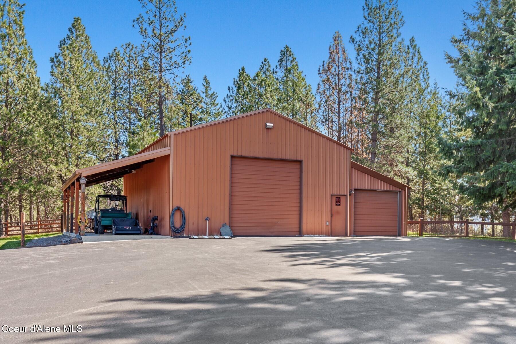 Image 3: 40x42 Shop with Cement Lean to
