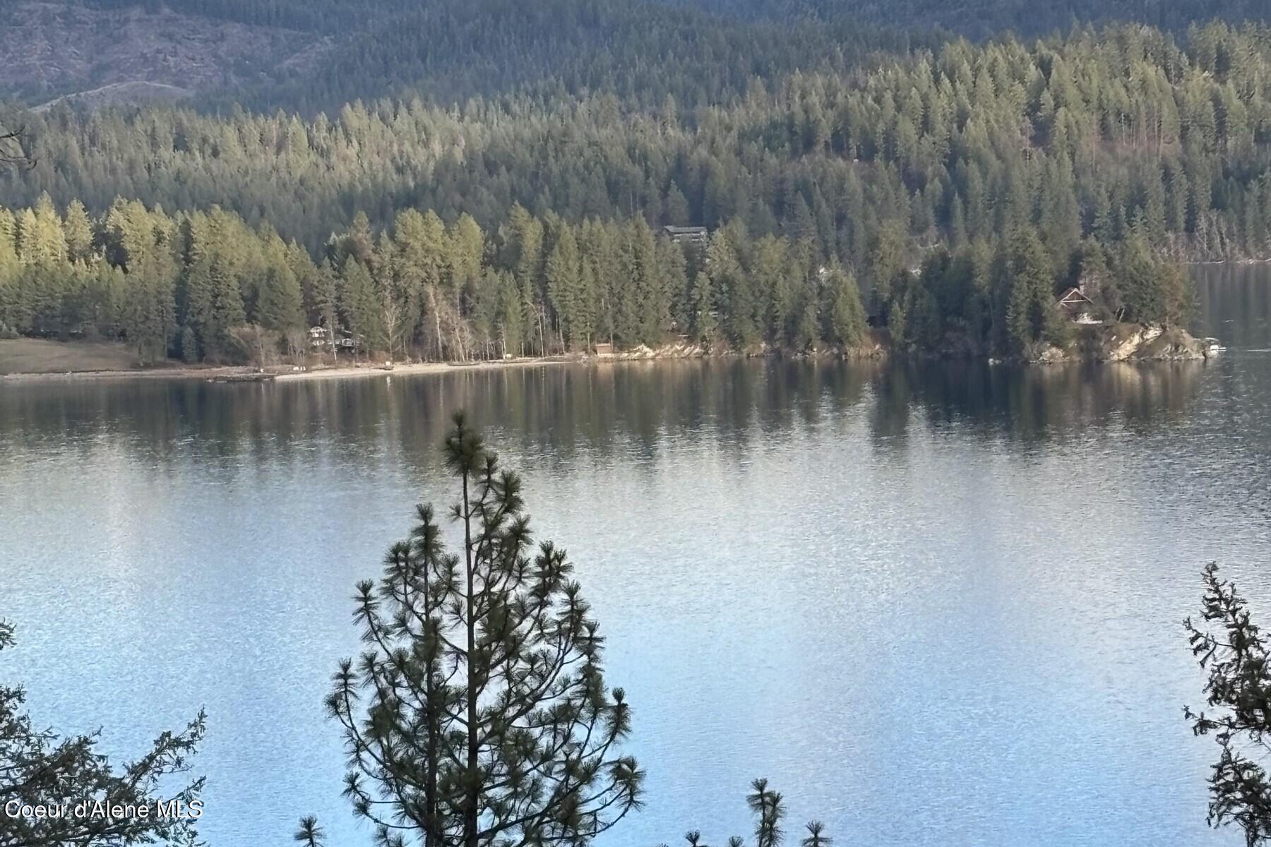 Image 4: Breathtaking LakeMountain Views
