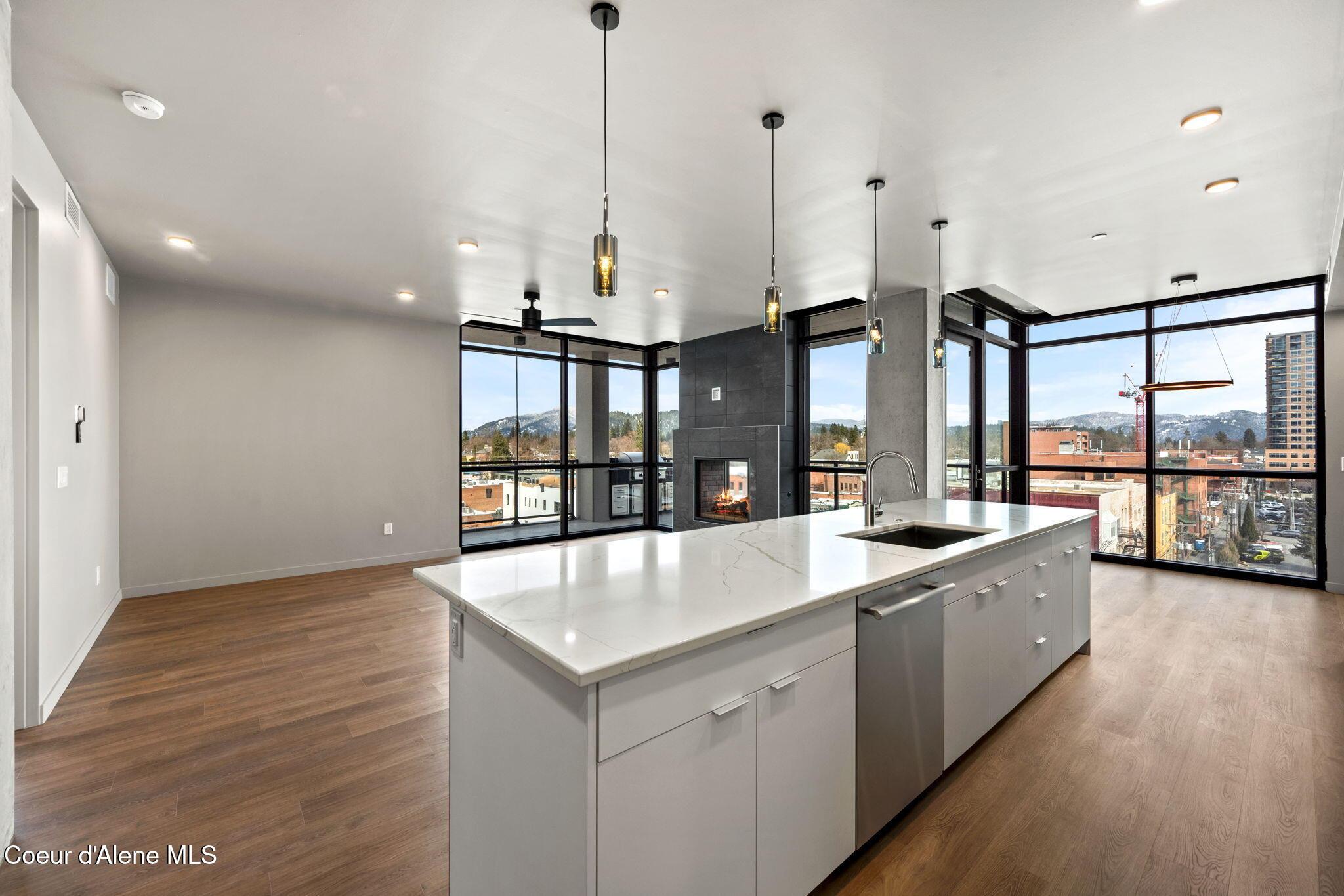 Image 4: Kitchen