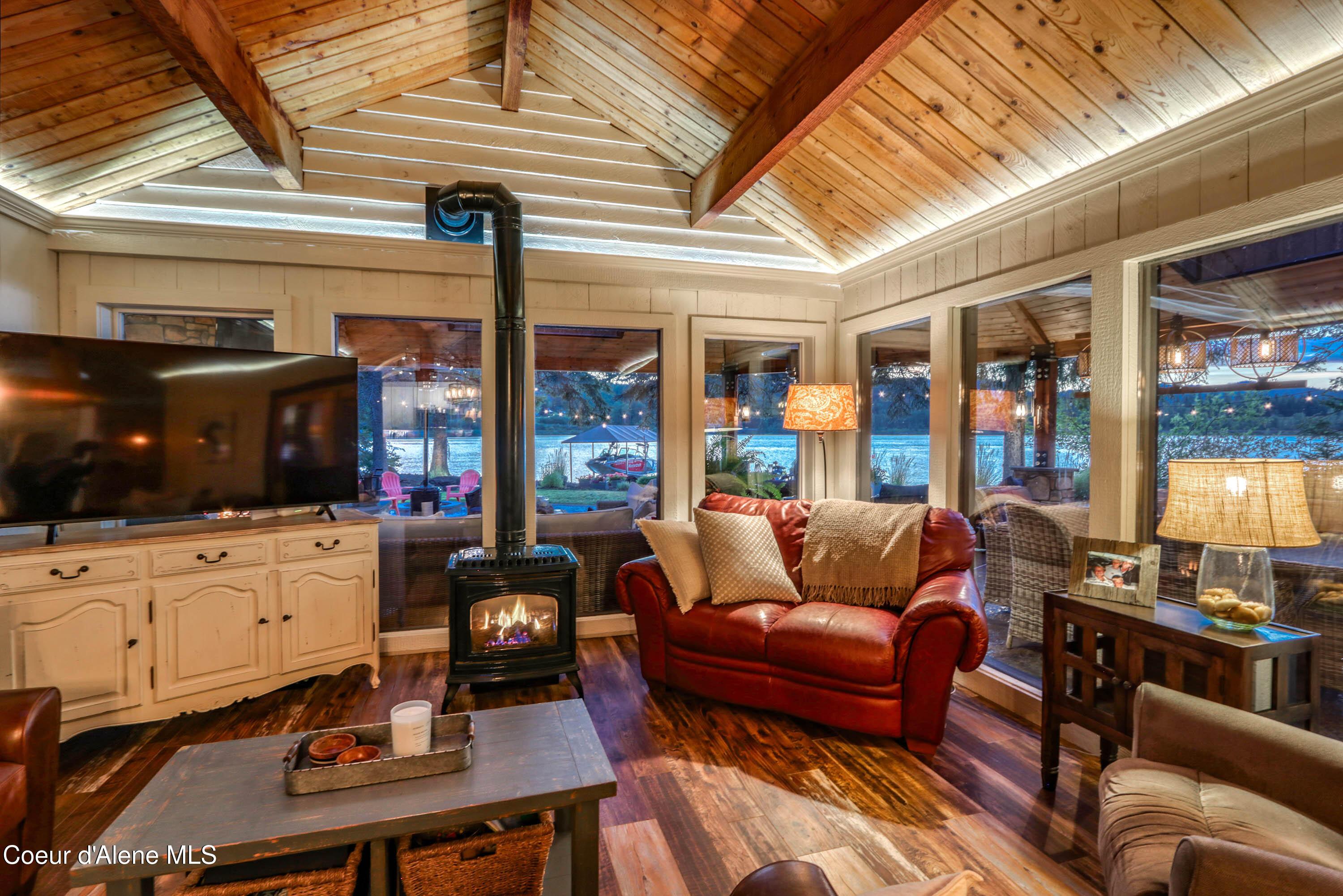 Image 4: Living Area Twilight