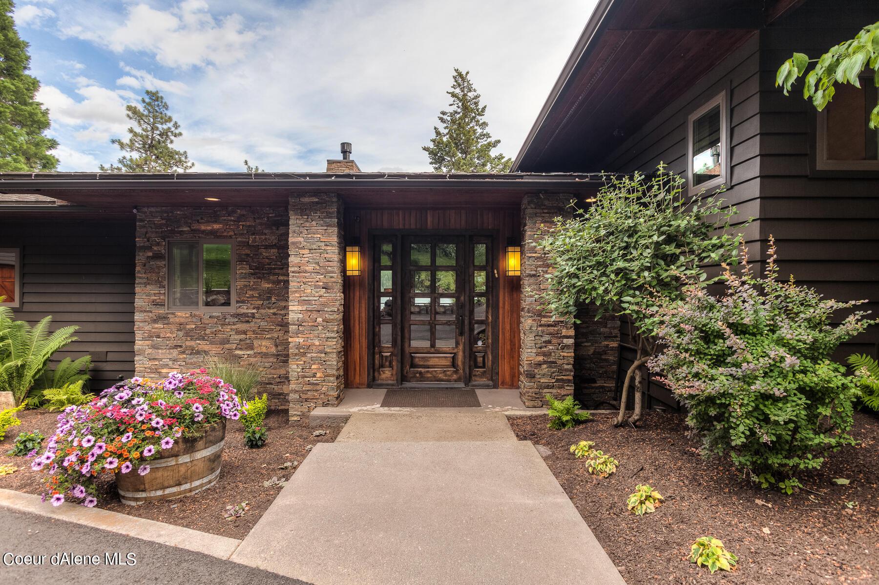 Image 4: Luxury Waterfront Living