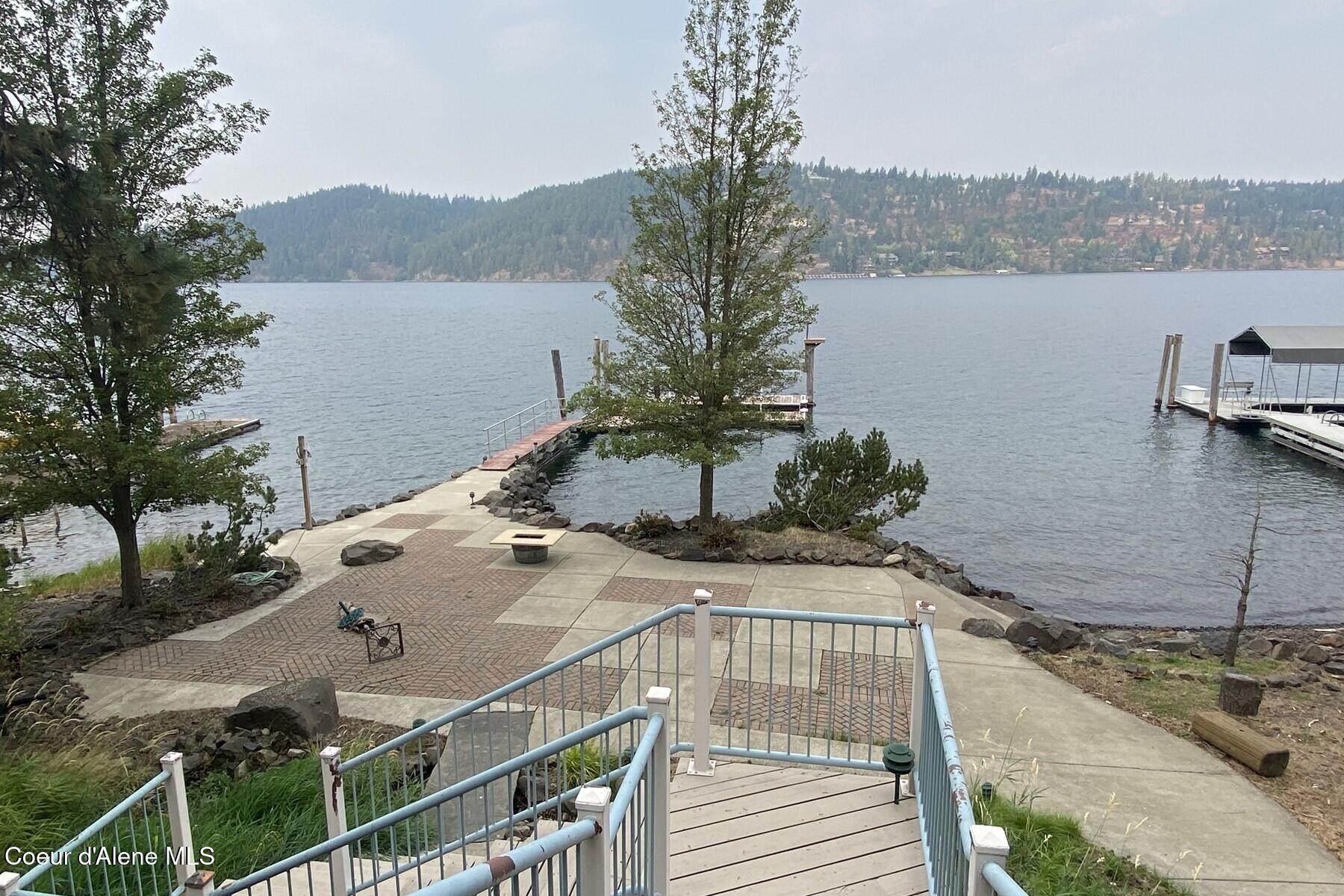 Image 1: Prime lakefront lot!