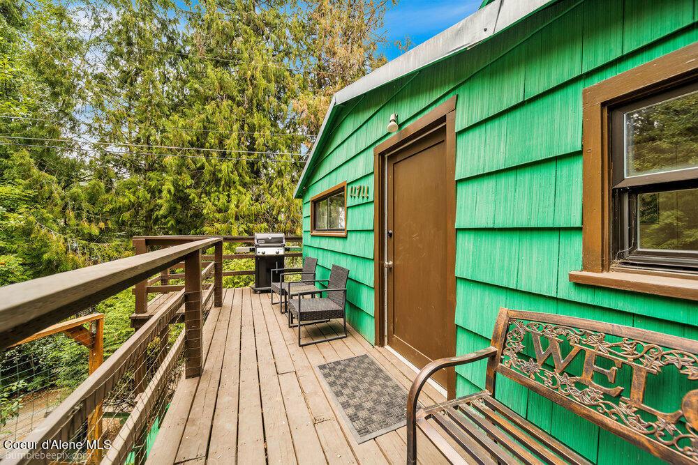 Image 4: Front deck
