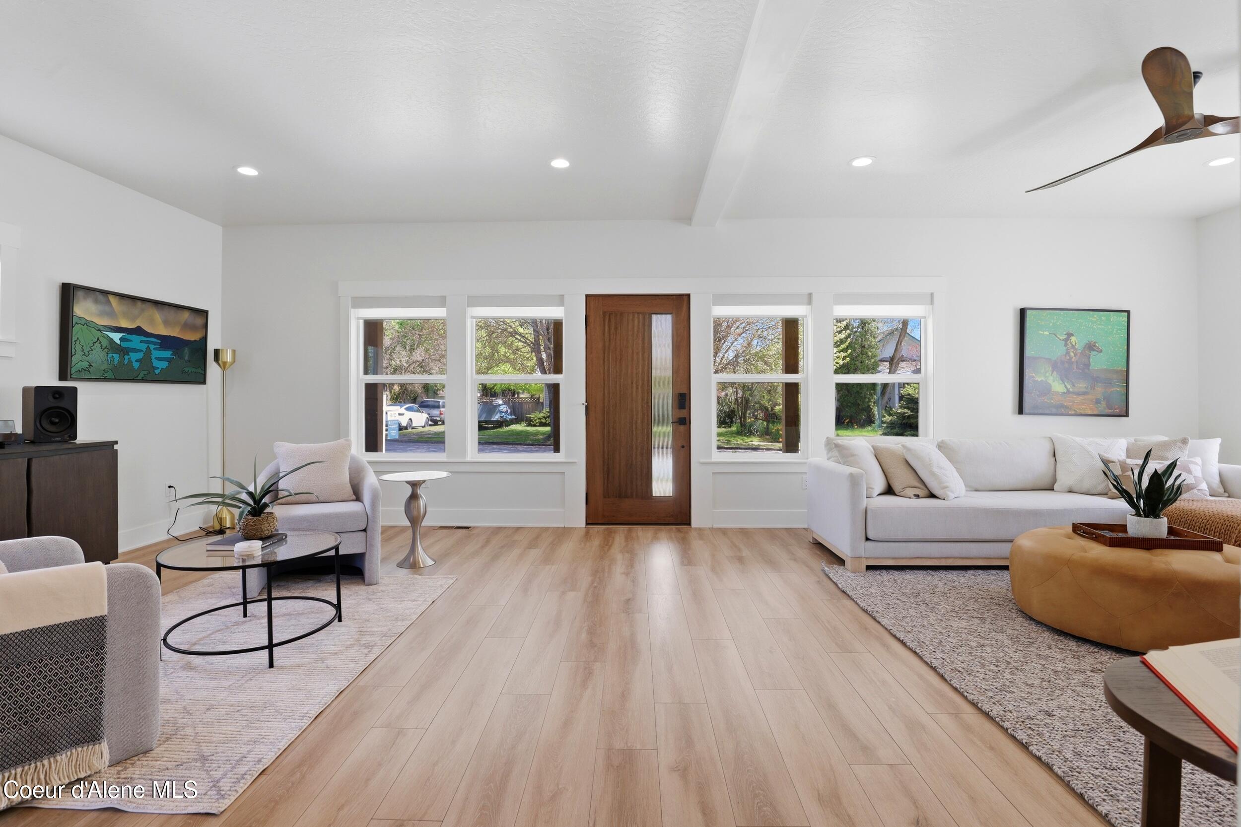 Image 3: Living Room