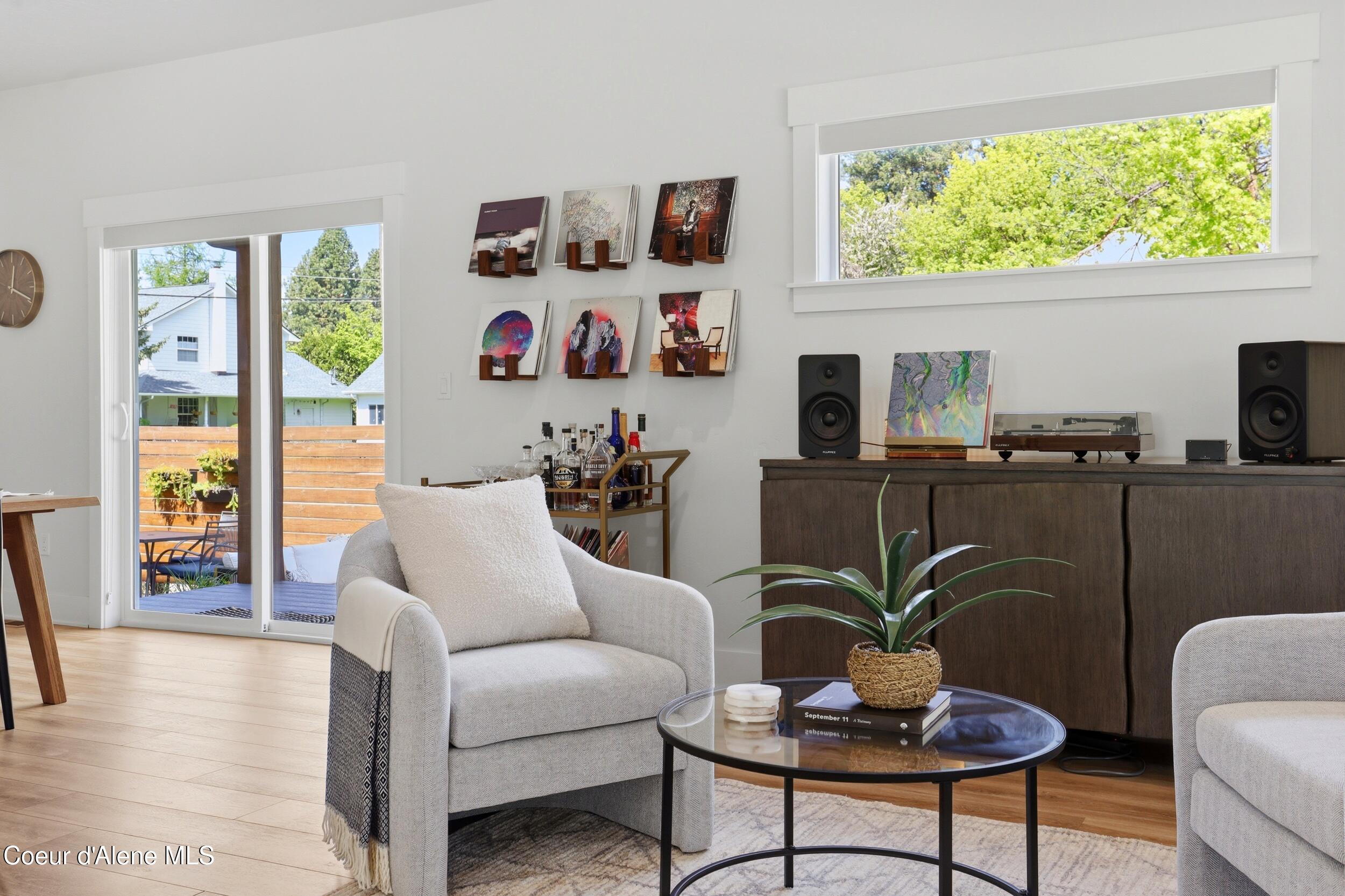 Image 4: Living Room