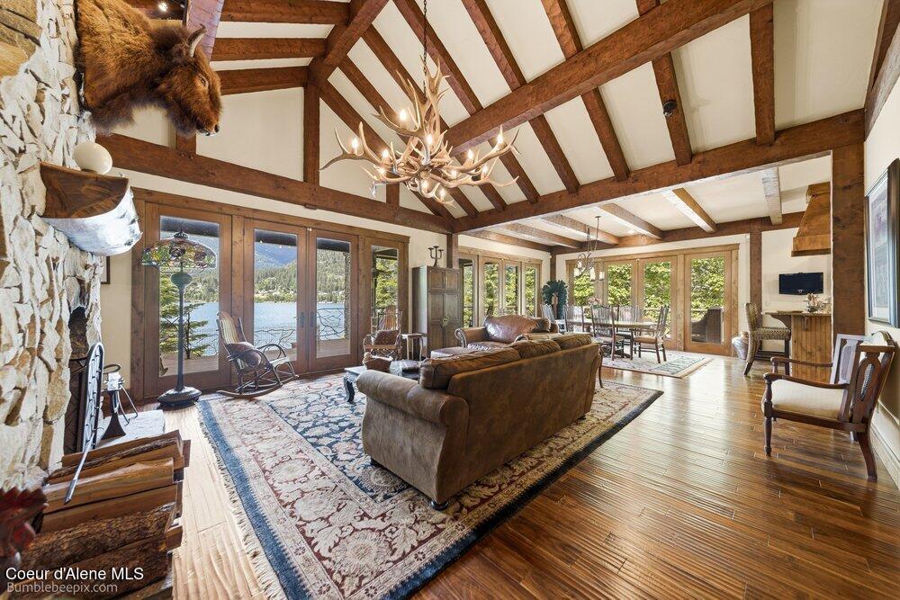 Image 4: Living Room
