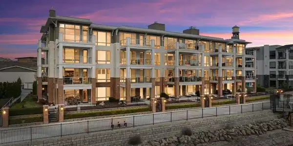 415 W WATERSIDE DR