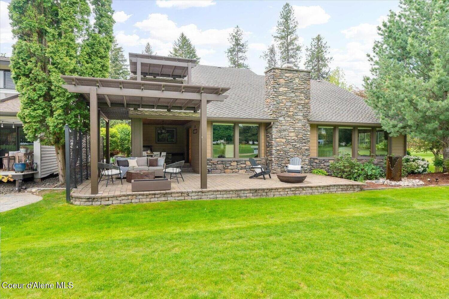 Image 1: Stunning golf course appeal!