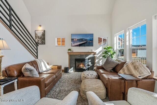 Image 4: Living Room
