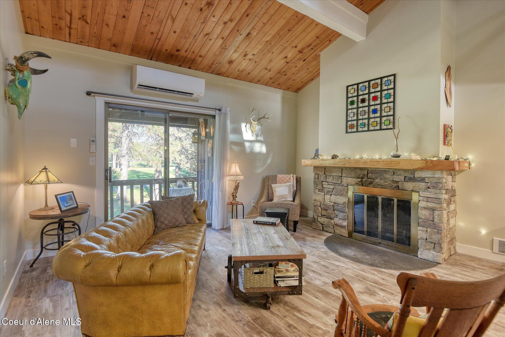 Image 3: Living Room