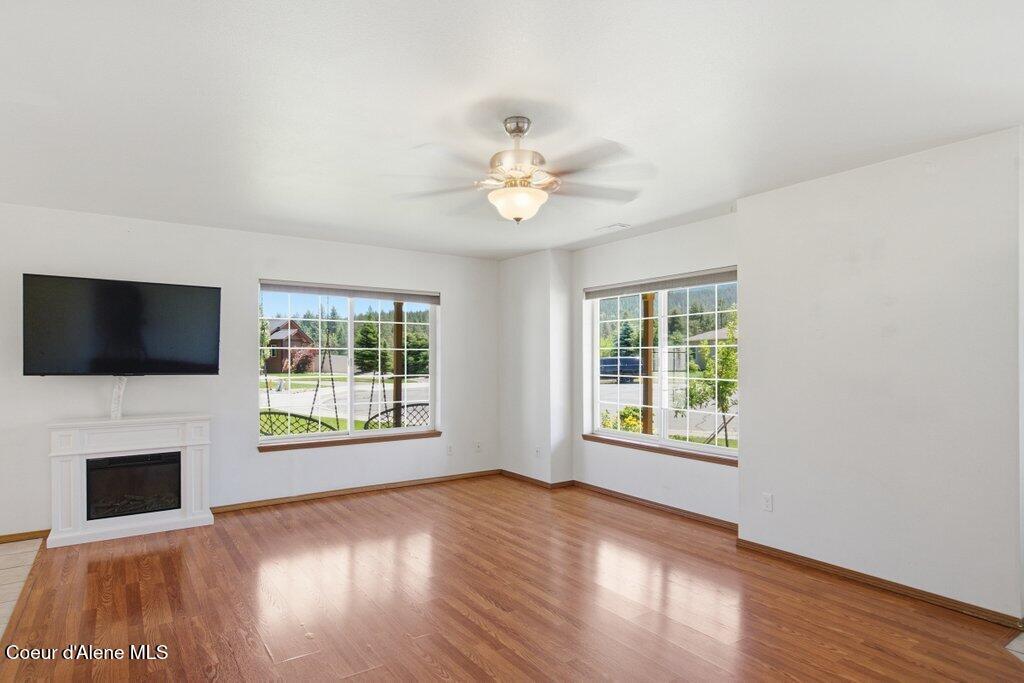 Image 3: Living room, natural light