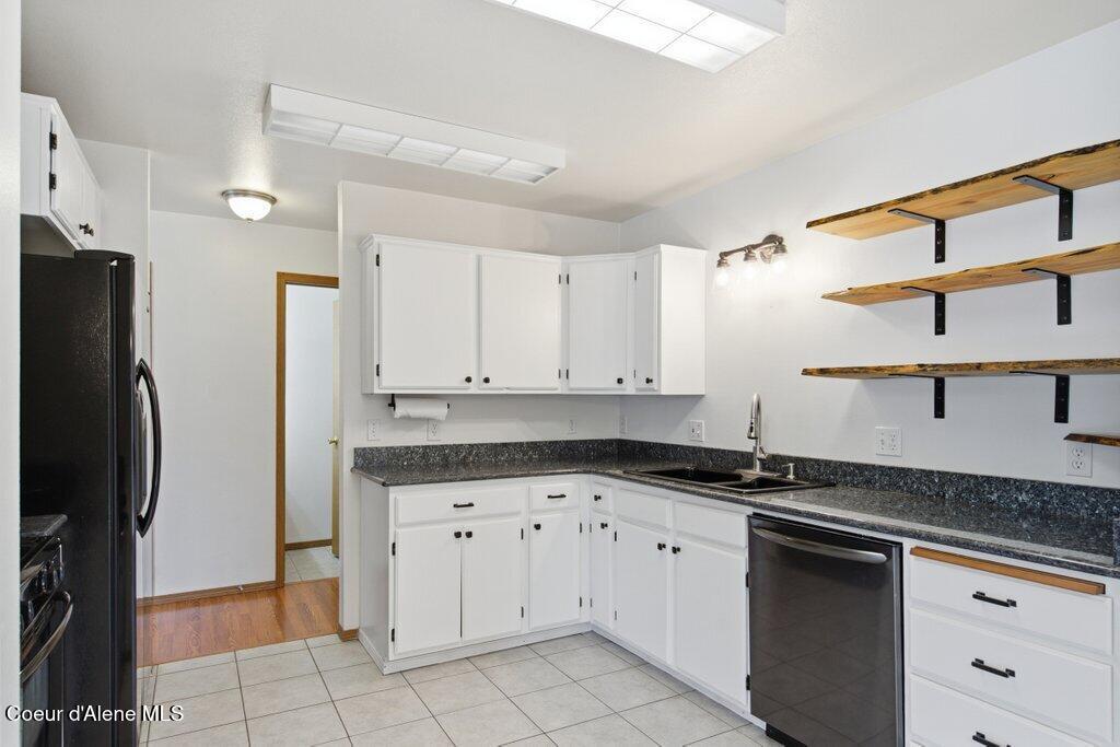 Image 4: Kitchen